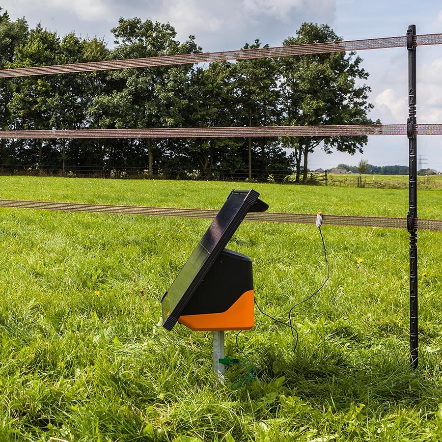 Gallagher S400 solar electric fence energiser incl. two 12 volt batteries