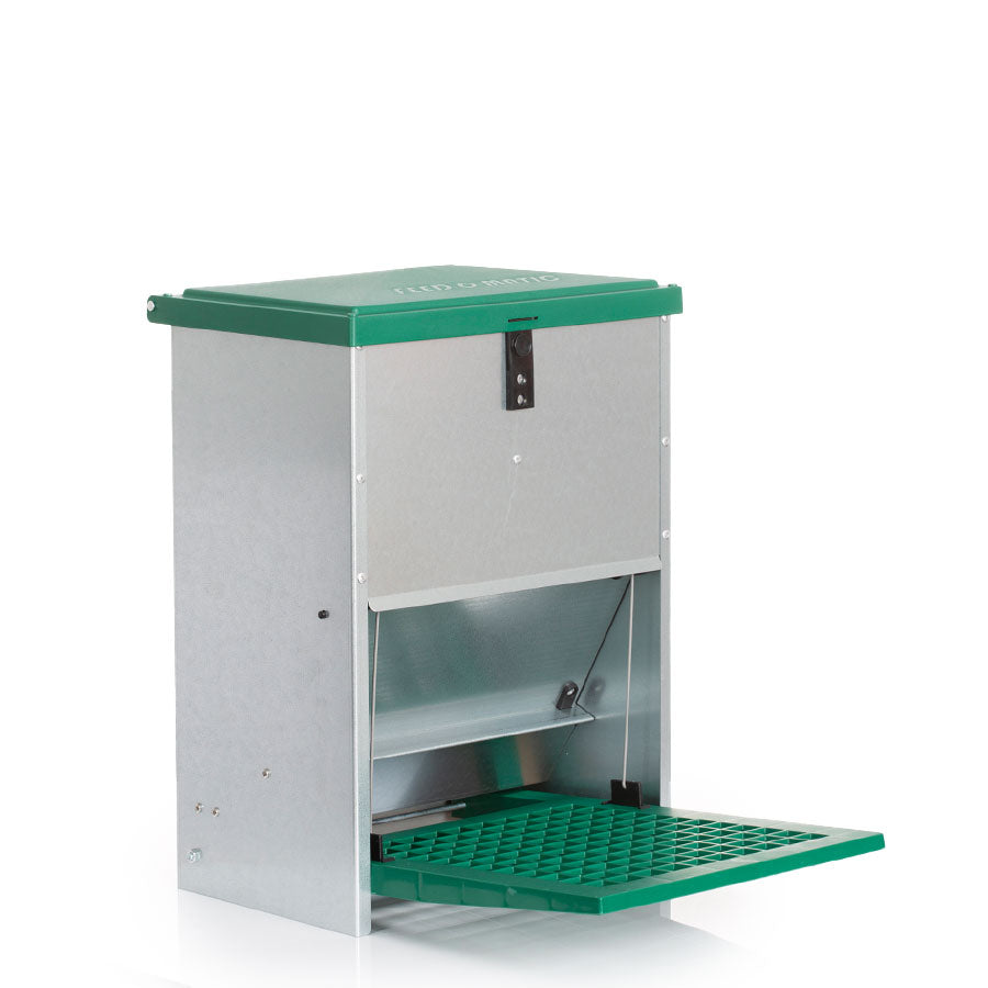 treadle feeder for hens, with integrated rat guard