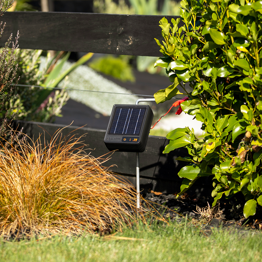 Gallagher S6 Solar electric fence engergiser incl. Lithium battery (3.2 V - 6 Ah)