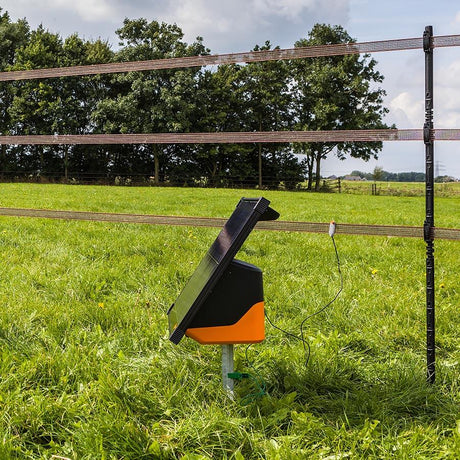 Gallagher S400 solar electric fence energiser incl. two 12 volt batteries