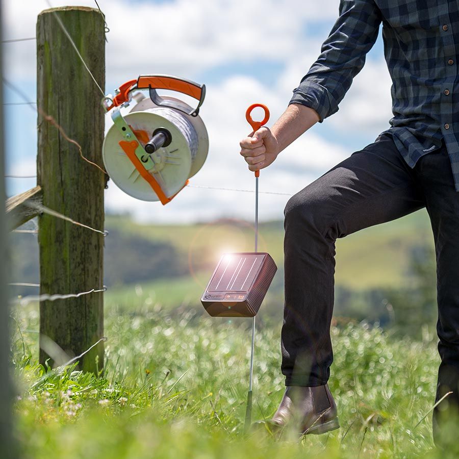 Gallagher S12 Solar Powered Electric Fence Energiser/Charger incl 3.2V Lithium Battery | ST |