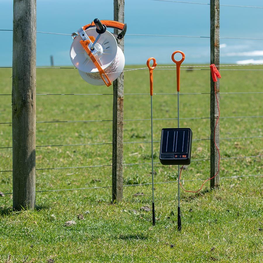 Gallagher S12 Solar Powered Electric Fence Energiser/Charger incl 3.2V Lithium Battery | ST |
